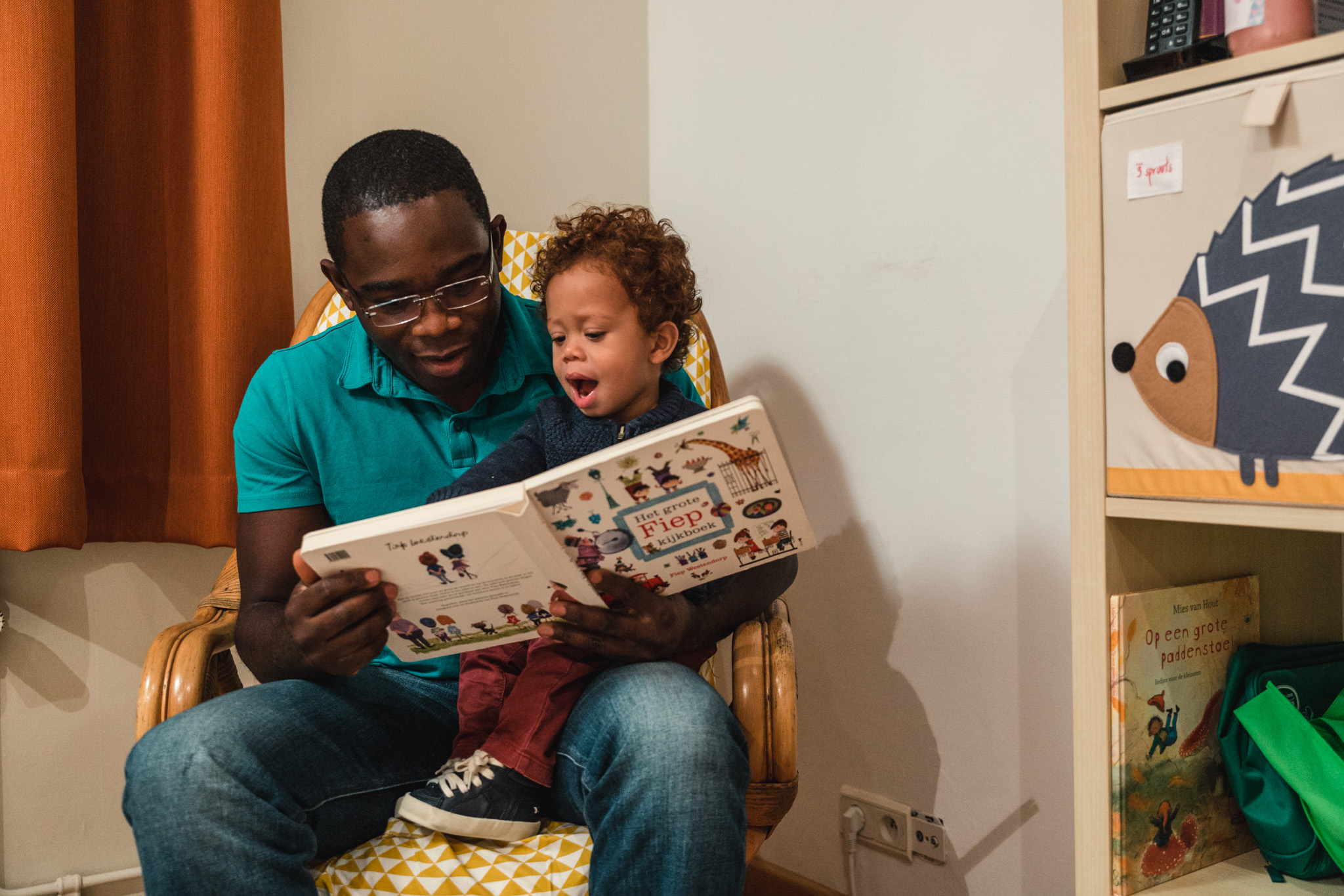 Vader leest voor aan kind