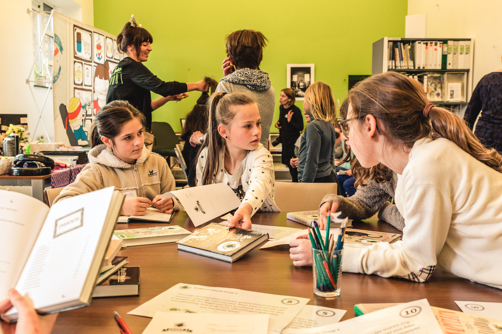 Kinderen werken rond boeken in de klas