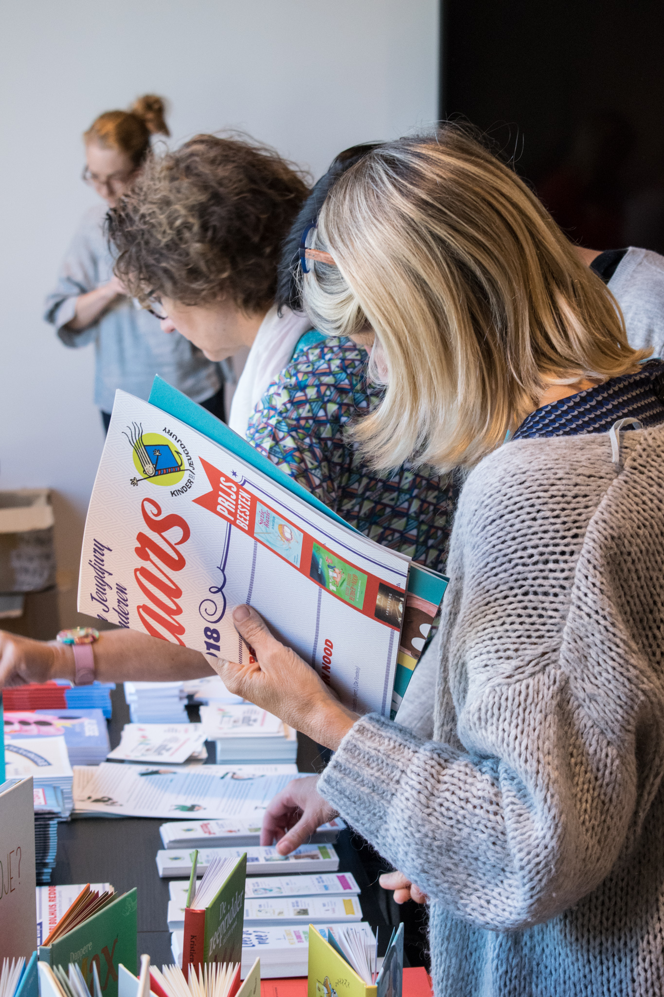 leerkrachten ontdekken promotiematerialen over lezen