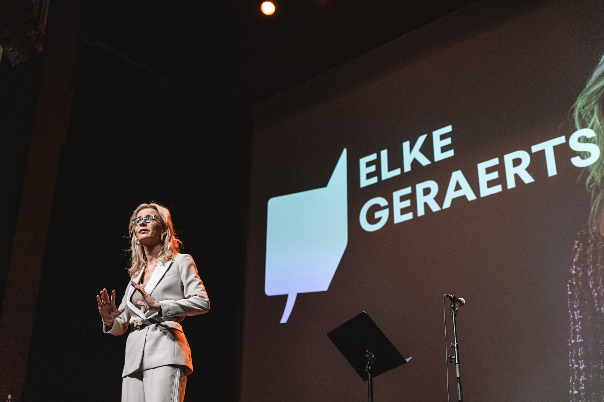 Elke Geraerts staat op het podium in Vooruit Gent